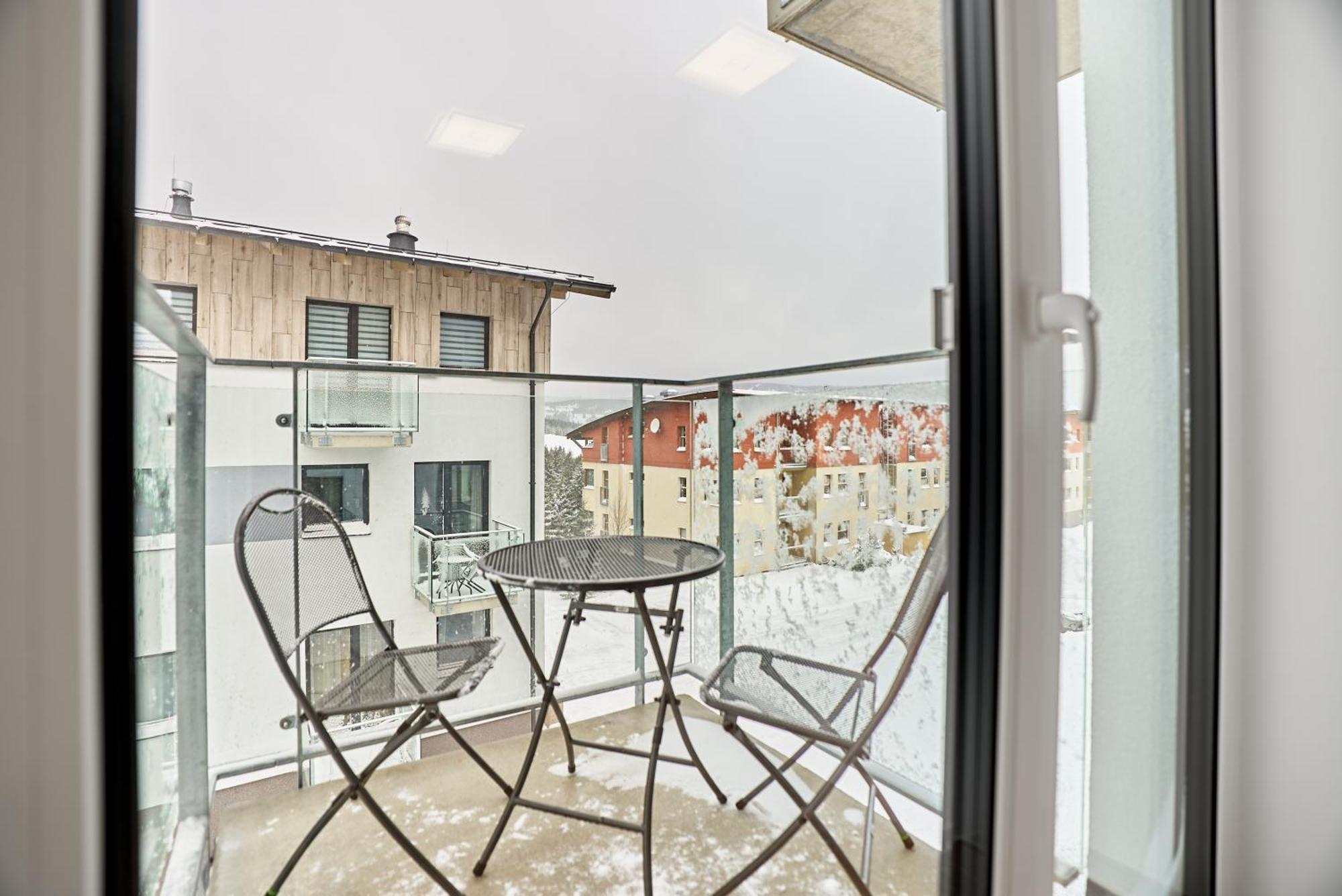 Moderně zařízený apartmán s garážovým stáním Loučná pod Klínovcem Exterior foto
